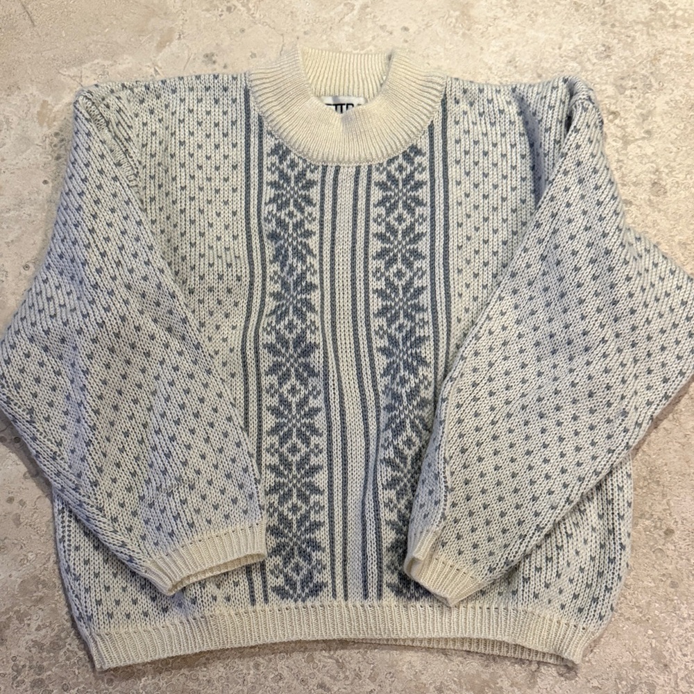 Vintage Women's Cream and Gray Patterned Crewneck Sweater